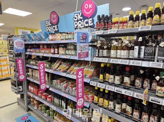 가공식품 소스류 면류 코너의 오케이 프라이스 매대. 파스타면 옆에 올리브유, 소스류를 함께 배치해 소비자가 자연스럽게 추가 구매하도록 유도하는 ‘연계 판매’ 전략을 보여준다. (사진=한전진 기자)