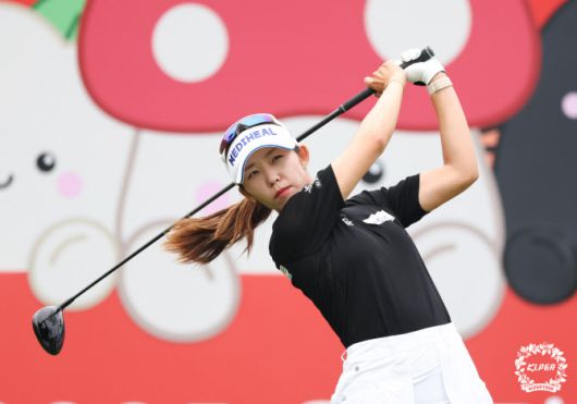 배소현이 3일 강원도 원주시 오로라 골프 앤 리조트에서 열린 KLPGA 투어 오로라월드 레이디스 챔피언십 마지막 날 4라운드 1번홀에서 티샷을 하고 있다. (사진=KLPGA)