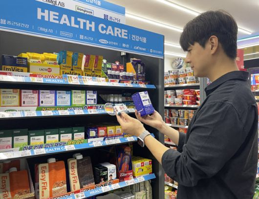 GS25에서 모델이 건강 카테고리 전문 매대 앞에서 상품을 살펴보고 있다. (사진=GS리테일)