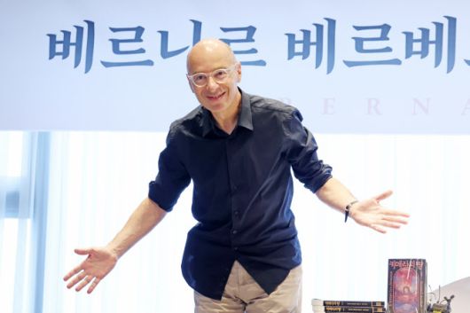 2년 만에 신작 소설 ‘키메라의 땅’을 발표한 베르나르 베르베르 작가가 20일 서울 중구 앰배서더 서울 풀만 호텔에서 신간 출간 기자간담회를 하고 있다. (사진=뉴시스)