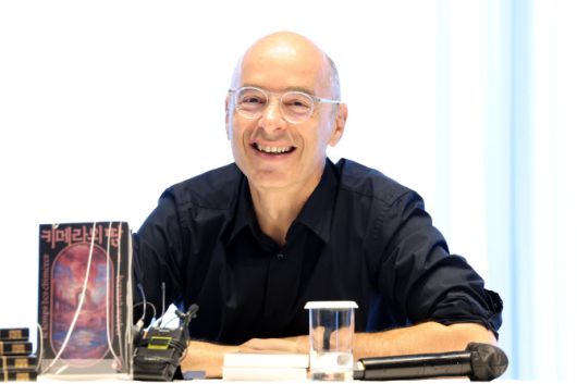 2년 만에 신작 소설 ‘키메라의 땅’을 발표한 베르나르 베르베르 작가가 20일 서울 중구 앰배서더 서울 풀만 호텔에서 신간 출간 기자간담회를 하고 있다. (사진=뉴시스)