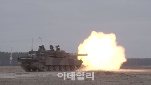 지난 2023년 3월 폴란드 동북부 오르지스 사격장에서 K2전차의 첫 현지 실사격 훈련이 진행되고 있다. (사진=현대로템)