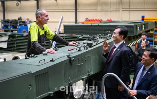 지난 1일(현지시간) 폴란드 K2전차 2차 계약식에 참석한 안규백 국방부 장관이 K2전차를 조립할 부마르 공장 시설을 둘러보고 직원과 인사를 나누고 있다. (사진=국방부)