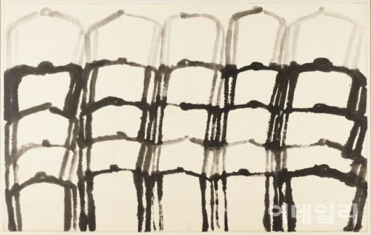 서세옥의 ‘사람들’(1989). 극도로 압축한 선만으로 군중의 움직임과 형태를 포착했다. 작품 속 사람들은 개별적이고 구체적인 형상이라기보다 관념적이고 추상적인 이미지라는 게 맞다. 붓 한 획의 절묘한 필치로 간략하게 표현한 인물들, 그들을 둘러싼 여백을 통해 의미를 집약한 독특한 화풍은 점차 서체적인 세계로 향해 갔다. 지난 5월 1일 국립현대미술관 서울에서 개막한 ‘MMCA 서울 상설전: 한국현대미술 하이라이트’에 나왔다. 종이에 먹, 164×260㎝. 국립현대미술관 소장.