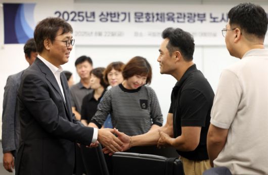 최휘영 문화체육관광부 장관이 22일 서울 종로구 국립현대미술관 서울관 회의실에서 열린 ‘2025년 상반기 문화체육관광부 노사협의회 및 단체교섭 상견례’에서 참석자와 인사를 나누고 있다. (사진=문체부 제공)