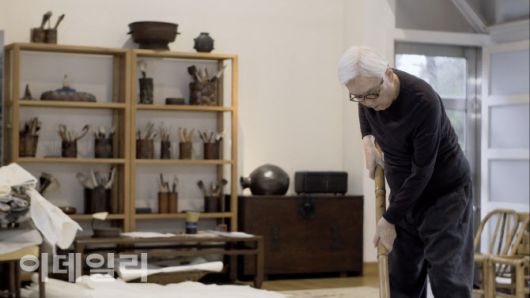 생전 서울 성북동 작업실에서 작업하는 서세옥 화백. 2015∼2016년 국립현대미술관에서 기증작품 특별전으로 연 ‘서세옥’ 전에 걸린 다큐멘터리 영상 중 한 장면이다. 국립현대미술관 제공.