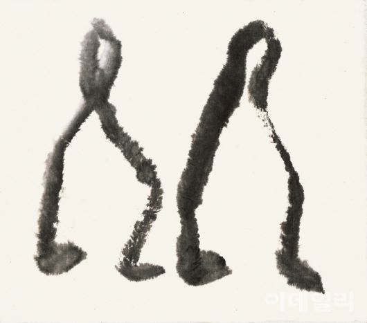 서세옥의 ‘두 사람’(2004). 간결하고 함축적으로 표현한 두 사람이 군상의 움직임과는 다르게 정적이다. 1970년대 후반부터 본격적으로 등장한 화백의 ‘사람’은 인간에 대한 관조·명상을 통해 자연에 동화되고 자연에 귀의해가는 본연의 모습을 찾아간다. 닥지에 먹, 39.8×45㎝. 국립현대미술관 소장.