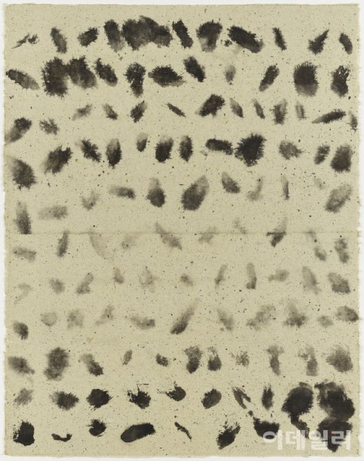 서세옥의 ‘점의 변주’(1959). ‘사람’ 연작이 시작되기 이전의 작업이다. 먹의 농담 변화를 이용해 묵점으로만 화면을 꾸렸다. 1940년대 후반부터 1950년대 초반까지 수묵담채의 문인화 양식으로 대상을 간결하게 묘사한 시기를 거친 뒤 점·선 등으로 주제를 집약하며 추상으로서 한국화가 가진 가능성을 보여줬다. 닥지에 먹, 95×73.5㎝. 국립현대미술관 소장.