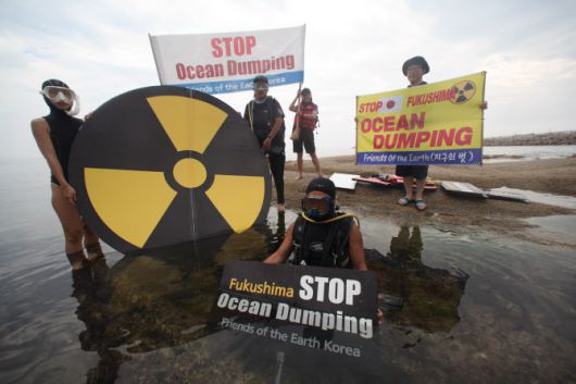 지난 18일 강원 속초시 장사동 장사항 일원에서 환경보건시민센터, 환경운동연합 바다위원회, 속초고성양양환경운동연합 등 시민·환경단체가 일본 후쿠시마 오염수 해양 방류 중단 촉구 캠페인을 하고 있다.(사진=연합)