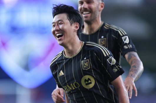 손흥민(LAFC)이 24일(한국시간) 댈러스전에서 MLS 데뷔골을 터뜨린 뒤 활짝 웃고 있다. 사진=AFPBB NEWS