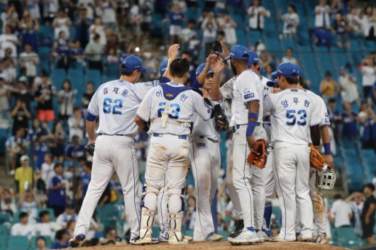 23일 오후 대구 수성구 삼성라이온즈파크에서 열린 프로야구 ‘2025 신한 SOL뱅크 KBO 리그’ 키움 히어로즈와 삼성 라이온즈 경기, 12-8로 승리를 거둔 삼성 선수들이 마운드에 모여 기쁨을 나누고 있다. 사진=뉴스1