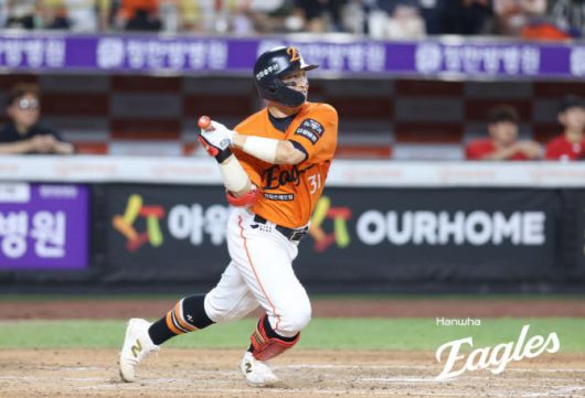 한화 이글스 손아섭이 23일 대전 한화생명볼파크에서 열린 2025 프로야구 SSG 랜더스와 홈 경기 8회말 공격에서 프로야구 최초 개인 통산 2천600번째 안타를 치고 있다. 사진=한화 이글스