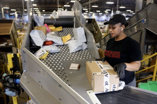 미국 우정청(USPS) 직원 콴니카 데이비스가 2024년 12월 17일(현지시간) 플로리다 오파로카에 위치한 로열 팜 처리 및 분배 센터에서 소포를 분류하고 있다.(사진=게티이미지)