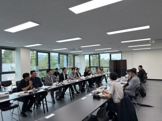 대통령 직속 국정기획위원회 경제2분과는 18일 국정기획위원회 회의실에서 사회주택 활성화를 위한 간담회를 가졌다. 이정헌 소위원장(왼쪽 네 번째)이 간담회에서 발언하고 있다. (사진=국정기획위원회)