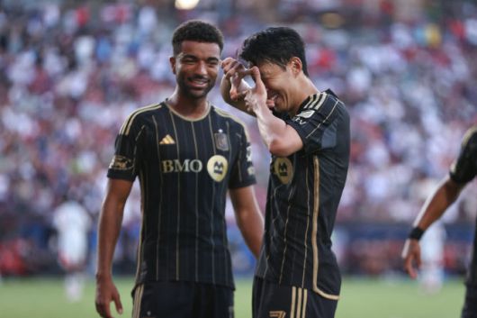 손흥민(LAFC)이 24일(한국시간) 댈러스전에서 MLS 데뷔골을 터뜨린 뒤 찰칵 세리머니를 하고 있다. 사진=AFPBB NEWS