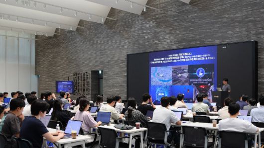 22일(금) 네이버 1784에서 ‘독자 AI 파운데이션 모델’ 프로젝트에 참여하는 5개 대학의 교수진 및 학생들이 산학협력을 위한 컨소시엄 협약식에 참석해 프로젝트 관련 설명을 듣고있다.