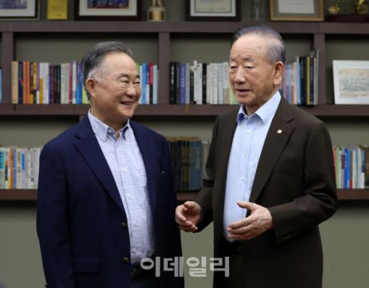 이동건 회장이 예종석 명예대기자에게 소아마비 퇴치 운동 당시 상황을 설명하고 있다. (사진=김태형 기자)