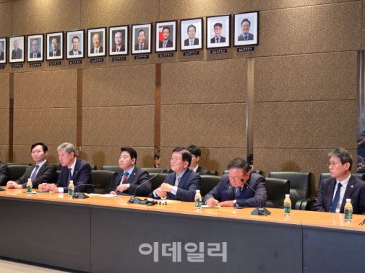 중국을 방문한 특사단이 26일 중국 베이징 주중 한국대사관에서 기자들과 만나 이야기하고 있다. (사진=베이징특파원단 공동취재단)