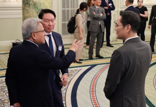 이재용 삼성전자 회장과 최태원 대한상공회의소 회장 겸 SK그룹 회장이 25일(현지시간) 미국 워싱턴DC 윌라드 호텔에서 열린 한미 비즈니스 라운드 테이블 리셉션에서 젠슨 황 엔비디아 최고경영자(CEO)와 대화하고 있다.(사진=연합뉴스)