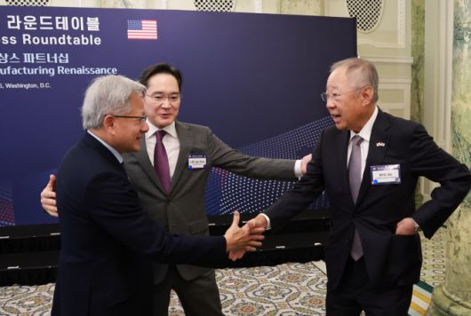 이재용 삼성전자 회장(가운데)이 25일(현지시간) 미국 워싱턴DC 윌라드 호텔에서 열린 한미 비즈니스 라운드 테이블 리셉션에 참석해 젠슨 황 엔비디아 최고경영자(CEO)에게 류진 한국경제인협회 회장을 소개하고 있다. (사진=연합뉴스)