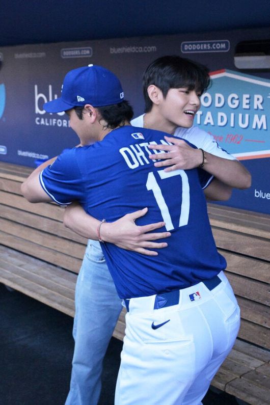 BTS의 뷔가 LA다저스 오타니 쇼헤이와 만난 뒤 시구에 나섰다.(사진=AP)