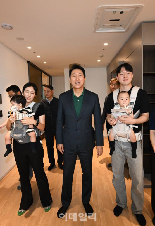 오세훈 서울시장이 지난 13일 서울 송파구 문정동 ‘비아파트형 미리내집’ 르피에드 주거용오피스텔을 서울 베이비 엠버서더와 함께 방문하고 있다. (사진=이영훈 기자)