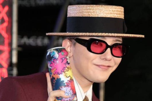 가수 지드래곤이 CU 등과 손잡고 만든 하이볼 제품 피스마이너스원 하이볼을 들어보이고 있다. (사진=뉴스1)