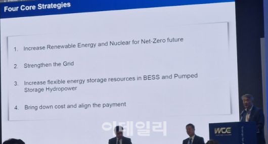 김희집 에너아이디어(Ener Idea) 대표이사가 27일 오후 부산 벡스코에서 열린 ‘2025 기후산업국제박람회’에서 에너지 분야 4대 도전 과제에 대해 발표하고 있다. 이번 국제박람회에 세계 각국에서 참여한 인사들이 많아 자료와 발표 모두 영어로 진행됐다. (사진=최훈길 기자)