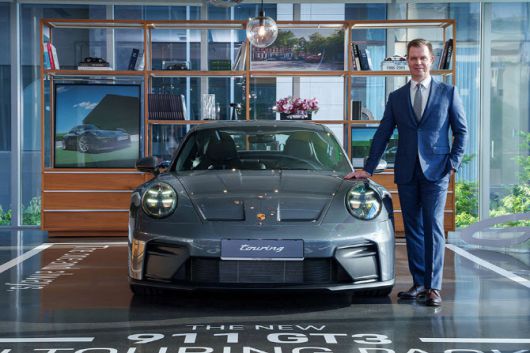 신형 911 GT3투어링 패키지를 소개하는 마티아스 부세 포르쉐코리아 대표. (사진=포르쉐코리아)