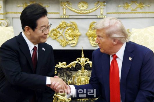 이재명 대통령과 도널드 트럼프 미국 대통령이 25일(현지 시간) 미국 워싱턴DC 백악관에서 한미 정상회담을 하며 악수하고 있다.(사진=뉴시스)
