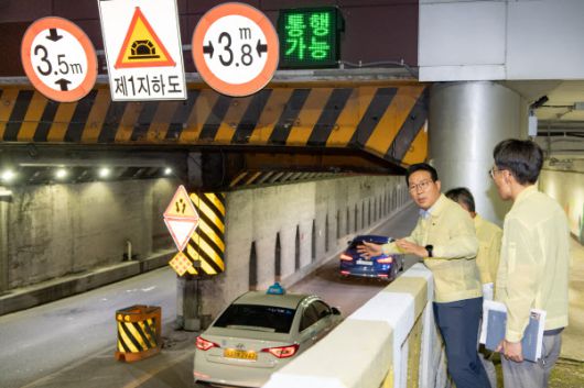 김진홍 부산 동구청장이 지난 2022년 7월 취임하자마자 관내에 있는 초량제1지하차도 안전점검을 하고 있는 모습. (사진=부산 동구)