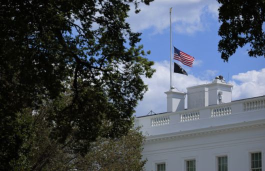 도널드 트럼프 미국 대통령이 27일(현지시간) 미네소타주 미니애폴리스의 총기난사 사건 희생자를 추모하기 위해 모든 공공건물에 조기 게양을 지시하는 포고문을 발표한 뒤 백악관이 국기를 내려 단 모습. (사진=AFP)