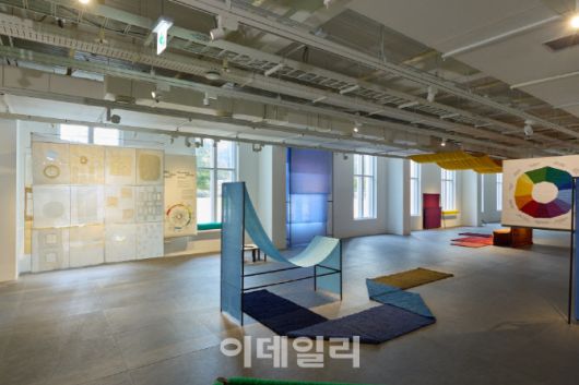 서울공예박물관 한국-폴란드 섬유공예 교류전 ‘집, 옷을 입다’ 전시 전경. (사진=서울공예박물관)