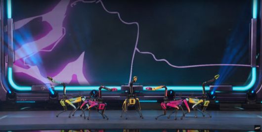 미국 TV쇼 ‘아메리카 갓 탤런트’ 생방송 무대에서 보스턴다이나믹스 스팟이 안무를 선보이고 있다.(사진=현대차)