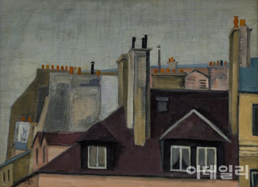 나희균의 ‘지붕’(1958). 프랑스 파리에서 유학하던 시기 파리국립미술학교 기숙사에서 내려다본 시내 주택가 풍경이다. 고국과는 다른 모양인 지붕과 굴뚝에 매료된 작가는 ‘지붕’ 연작을 제작했다. 한국에선 잘 몰랐던 회색을 발견한 때기도 하다. 흐린 날씨와 건물의 색조에서 처음 회색을 봤고 다른 시대와 다른 문화 느꼈다고 했다. “회색과 검정색도 아름다운 색이 될 수 있다는 것을 배웠다”라고 회고하기도 했다. 캔버스에 유화 물감, 73×99㎝. 국립현대미술관 소장.