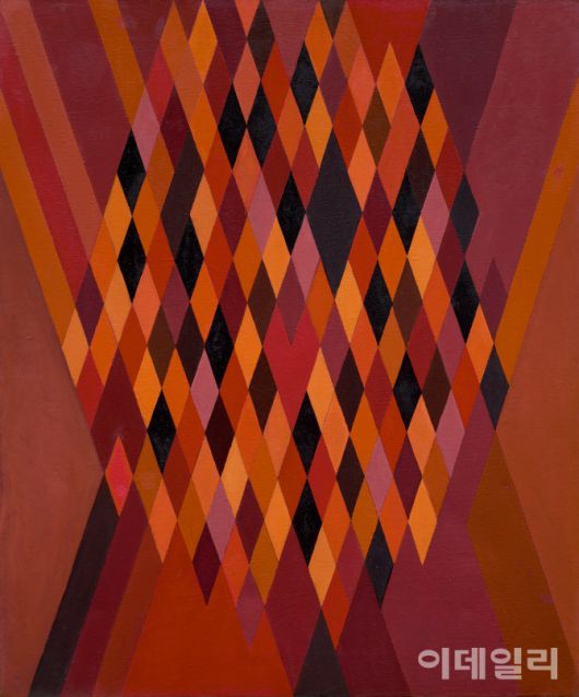 나희균의 ‘이웃과 함께’(1970). 결혼과 출산, 양육으로 인해 작품활동을 거의 하지 못한 10여년 간의 경력단절을 깨면서 등장한 ‘추상’의 세계다. 네온조각과 탄생시기를 나란히 한 이 회화작품은 작가가 시도한 기하학적 추상으로의 변화를 가장 잘 보여준다. 작품명대로 사람 사는 사회에서 느끼는 감정, 생명을 소중하게 여기는 마음 등은 이후에도 추상회화를 통해 지속적으로 표현했다. 지난 6월 26일 국립현대미술관 과천에서 개막한 ‘MMCA 과천 상설전: 한국근현대미술Ⅱ’에 걸렸다. 캔버스에 유화 물감, 73×60.5㎝. 국립현대미술관 소장.