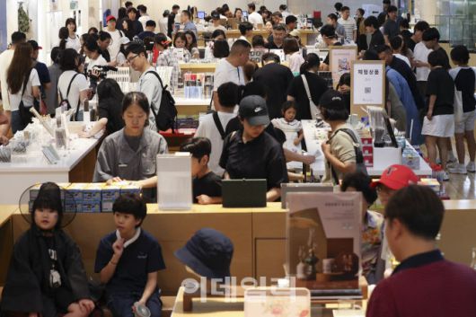 서울 용산구 국립중앙박물관 공식 굿즈 매장 ‘뮷즈샵’이 관람객들로 붐비고 있다. (사진=이영훈 기자)