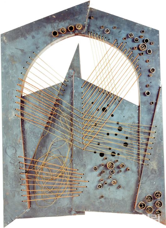 나희균의 ‘문-84’(1984). 네온조각 이후 옮겨간 철조각 중 한 점이다. 깨지기 쉽고 보관이 어려운 네온 대신 철판과 파이프, 구리선 등 억척스러운 재료로 단단한 ‘문’을 제작해 세웠다. 철판에 뚫은 작은 구멍 사이를 연결한 선의 반복을 통해 점·선·면이란 기본요소를 다 갖춘 독특한 조형언어를 만들어냈다. ‘한국 현대미술 1세대’로 함께 꼽히는 김환기·이응노·남관 등과는 다른 파격적인 행보였다. 철판·동선·철파이프, 97×73×8㎝. 국립현대미술관 소장.