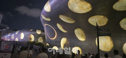 오픈AI의 ‘소라’를 활용해 제작한 티모 헬거트 작가의 ‘MOON CYCLE’. (사진=김아름 기자)