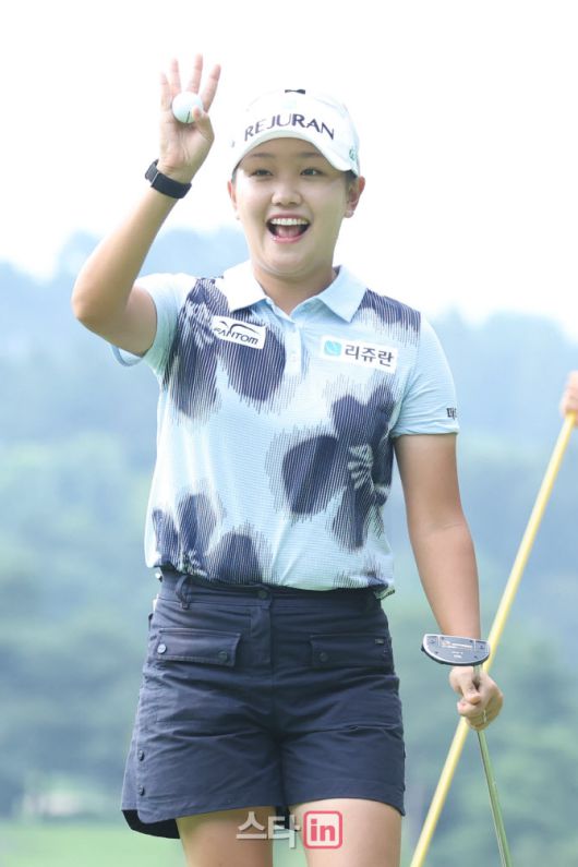 조혜림이 31일 경기도 용인시 처인구 써닝포인트CC에서 열린 제14회 KG 레이디스 오픈 3라운드에서 1홀 그린에서 이동하며 손을 흔들고 있다. 사진=이영훈 기자