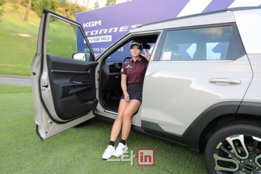 조아연이 30일 경기도 용인시 써닝포인트에서 열린 제14회 KG레이디스오픈 2라운드 16번 홀에서 홀인원에 성공했다. 조아연은 해당 홀에 부상으로 걸린 KGM 토레스 하이브리드를 받는다. 사진=이데일리 골프in(용인)=조원범 기자