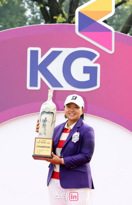 신다인이 KG 레이디스 오픈에서 연장 끝에 프로 데뷔 첫 승을 거둔 뒤 우승트로피를 들어 올리고 있다. (사진=이데일리 스타in 방인권 기자)