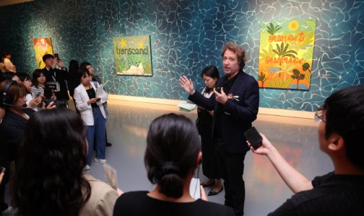 미국 팝아트 작가 조엘 메슬러가 1일 파라다이스 파운드(Paradise Found)전 사전 공개 행사에서 ‘물’(water) 테마 공간을 소개하고 있다. (사진=연합뉴스)