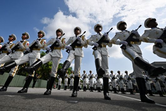 중국 인민군이 지난달 20일 베이징에서 9월 3일 개최되는 ‘항일전쟁 및 세계 반파시스트 전쟁 승전’(전승절) 80주년 기념 퍼레이드에 앞서 리허설을 진행하고 있다. (사진=AFP)