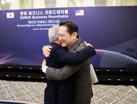 이재용 삼성전자 회장이 8월25일(현지시간) 미국 워싱턴DC 윌라드 호텔에서 열린 한미 비즈니스 라운드 테이블에서 젠슨 황 엔비디아 최고경영자와 포옹하고 있다.(사진=연합뉴스)
