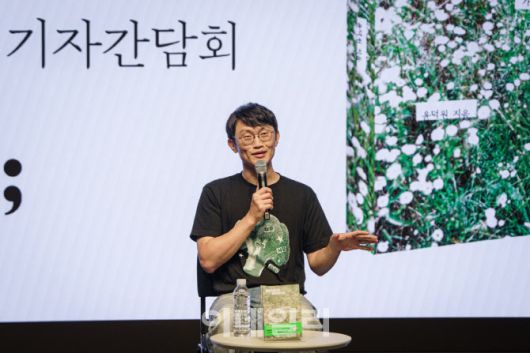 첫 책 ‘열심히 대충 쓰는 사람’을 출간한 밴드 브로콜리너마저 멤버 윤덕원이 2일 서울 종로구 노무현시민센터에서 열린 출간 기자간담회에서 기자들 질문에 답하고 있다. (사진=세미콜론)