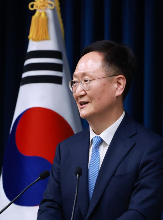 붕욱 대통령실 민정수석이 24일 서울 용산 대통령실 청사에서 강훈식 대통령비서실장 브리핑 뒤 취재진 질문에 답하고 있다. (사진=연합뉴스)