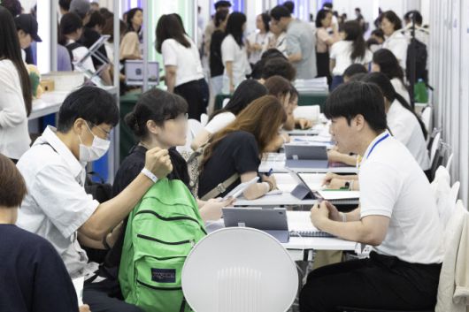 2026학년도 수시 대학입학정보박람회가 열린 지난 7월 24일 서울 강남구 코엑스에서 수험생들과 학부모들이 입시상담을 받고 있다. (사진=뉴시스)