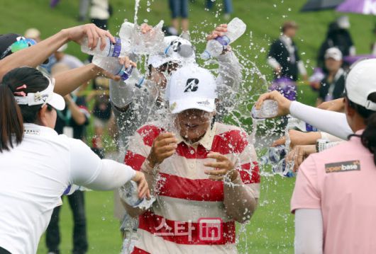 신다인이 2차 연장 끝에 우승을 확정하자 동료들이 물을 뿌리며 축하해주고 있다. (사진=이데일리 스타in 방인권 기자)