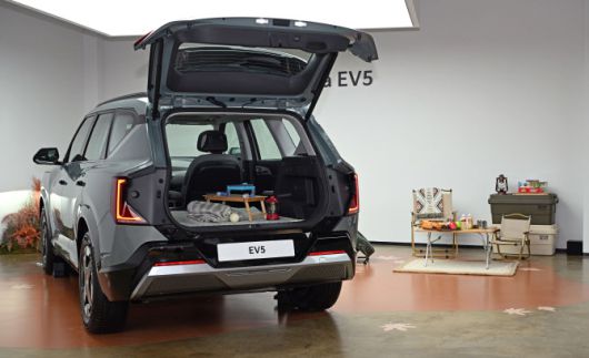 EV5 미디어 데이 행사장에 캠핑 콘셉트로 전시된 EV5. (사진=기아)